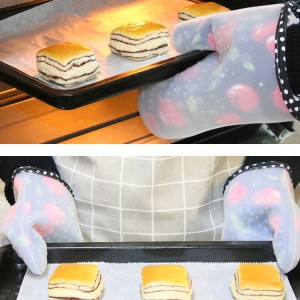 Meidong Oven Mitts Gloves Double-Layer Kitchen Hot Silicone 500°F Heat Resistant Cotton Inner Layer Set Men Women Kids Anti-Scald for Hot Pan Oven Dishware Plate Food Meat (Black, Cherry Pattern)